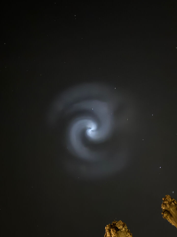 Een lichtpunt dat vervormd van vlinder, naar S vorm, naar spiraal foto