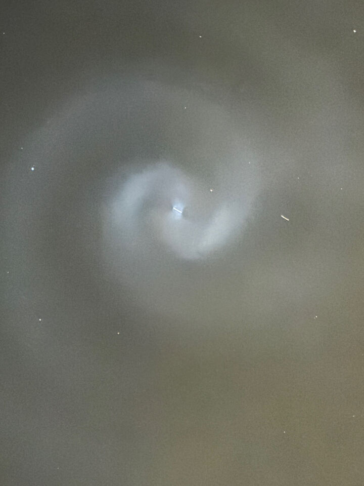 Een lichtpunt dat vervormd van vlinder, naar S vorm, naar spiraal foto