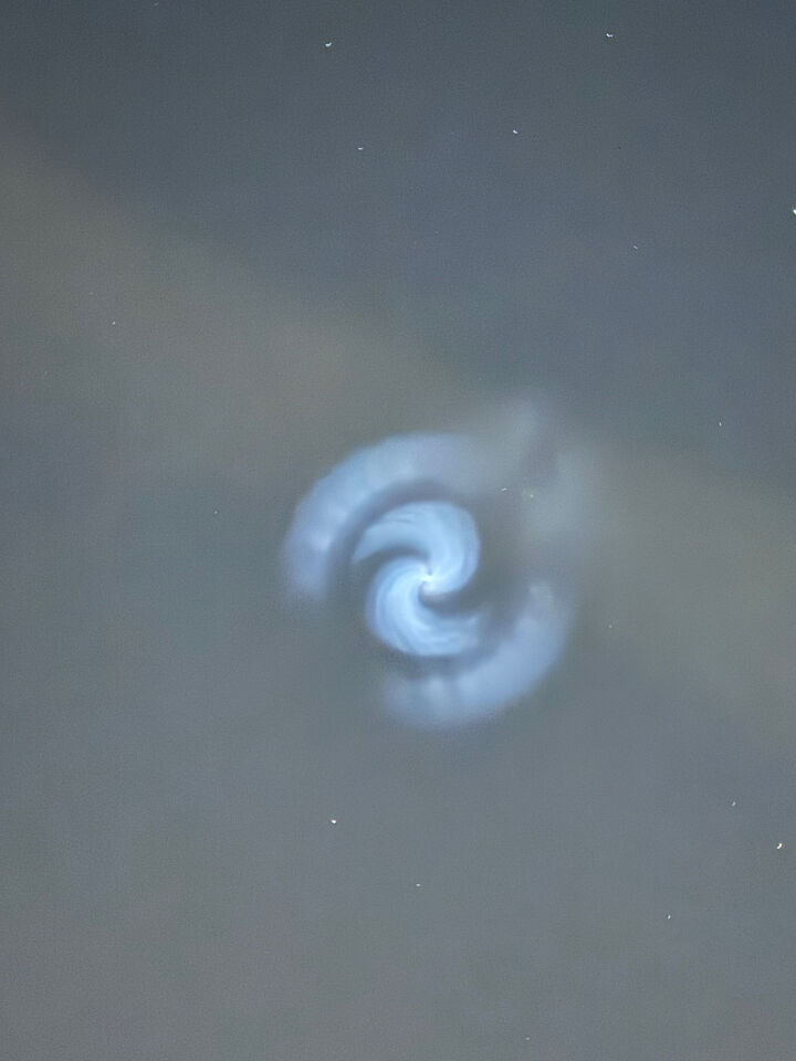 Een lichtpunt dat vervormd van vlinder, naar S vorm, naar spiraal foto