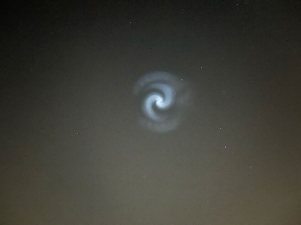Witte punt met spiraalvormig licht eromheen foto