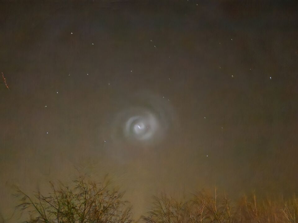 Witte punt met spiraalvormig licht eromheen foto