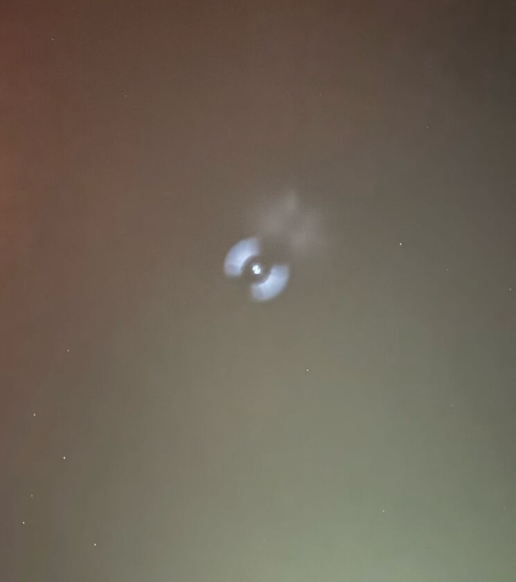 Bewegende lichtbol met straling eromheen foto