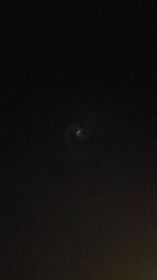 Lichtpunt met weerszijde lichtstralen verandert van vorm in een s straal met cir foto