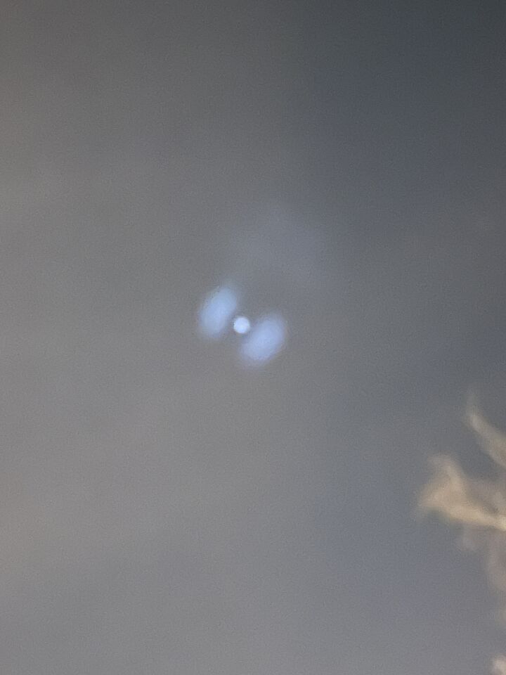 Witte licht bol met spiraalvormige draaiend wolken eromheen. foto