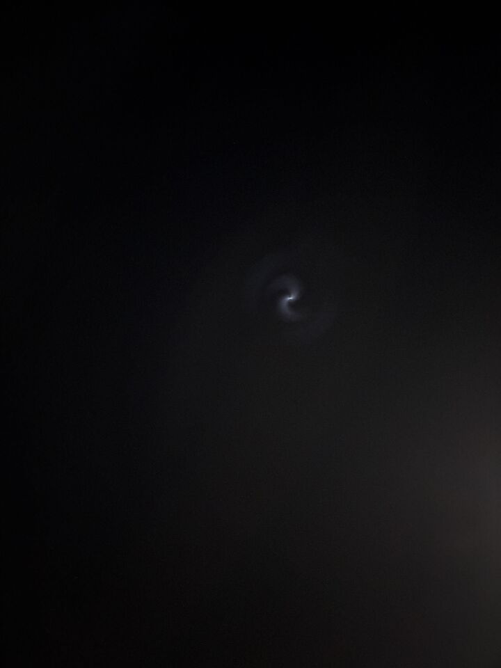 Een ronde bal met licht strepen erom heen foto