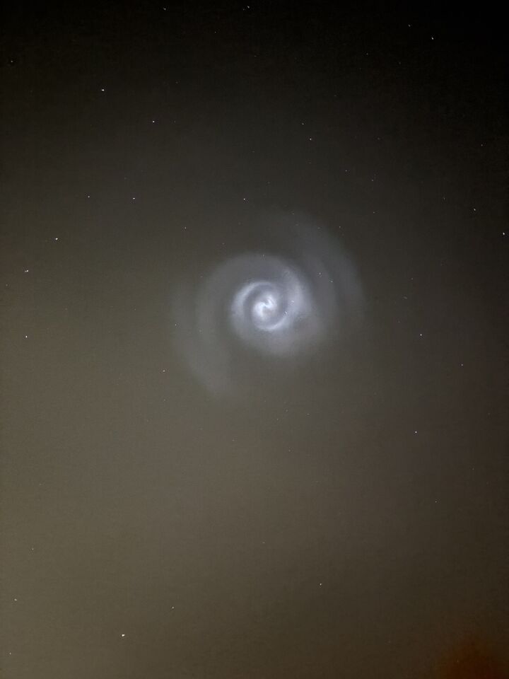 Een ronde bal met licht strepen erom heen foto