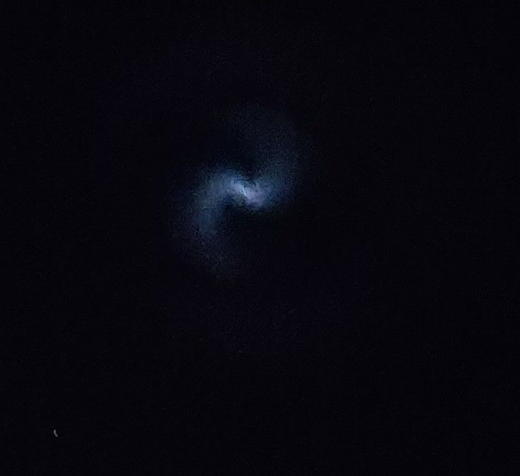 Draaiend opject, met twee licht slingers. foto