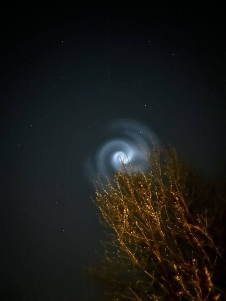 Lichtobject dat langzaam spiraalvormige beweging maakt foto