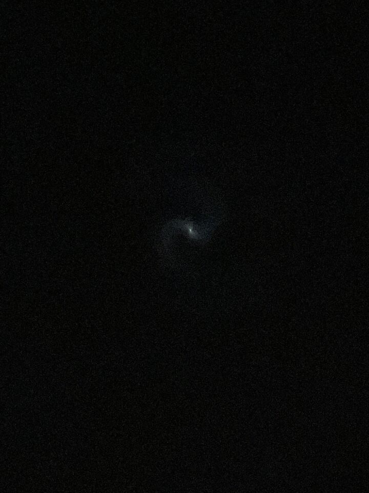 Helder lichtpunt met een propellorvormige wolk foto