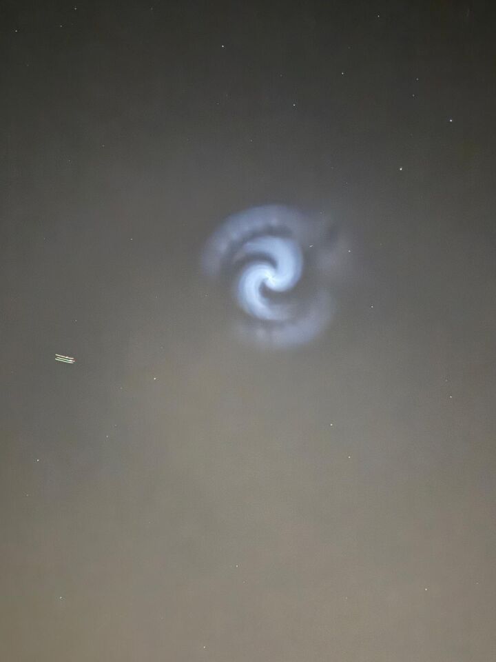 Helder lichtpunt met een propellorvormige wolk foto