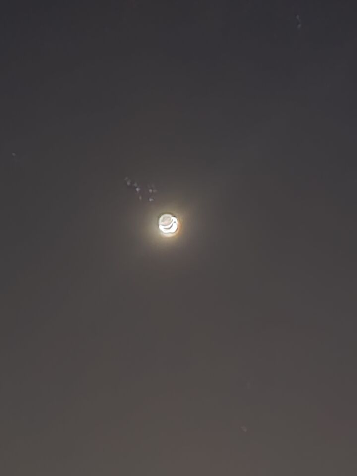 Vliegende voorwerpen, lichtbollen die uit de maan lijken te komen foto