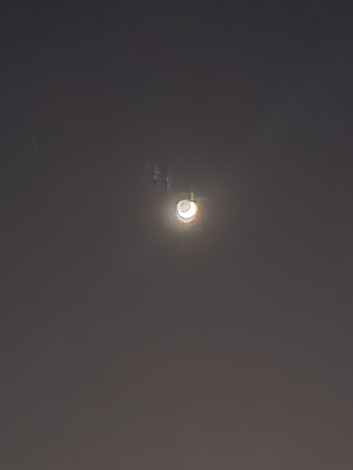 Vliegende voorwerpen, lichtbollen die uit de maan lijken te komen foto