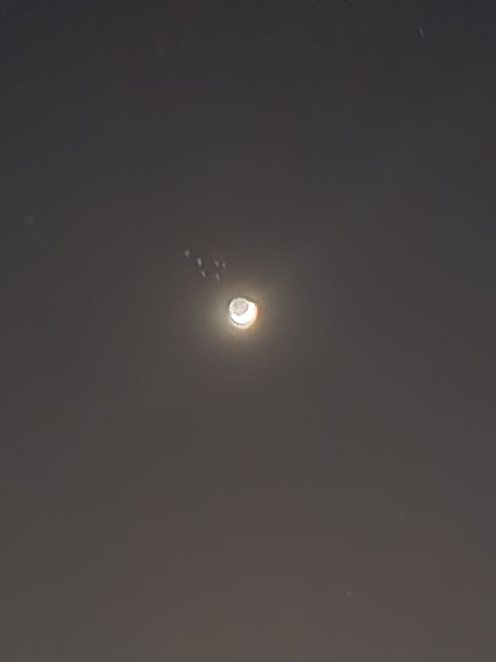 Vliegende voorwerpen, lichtbollen die uit de maan lijken te komen foto