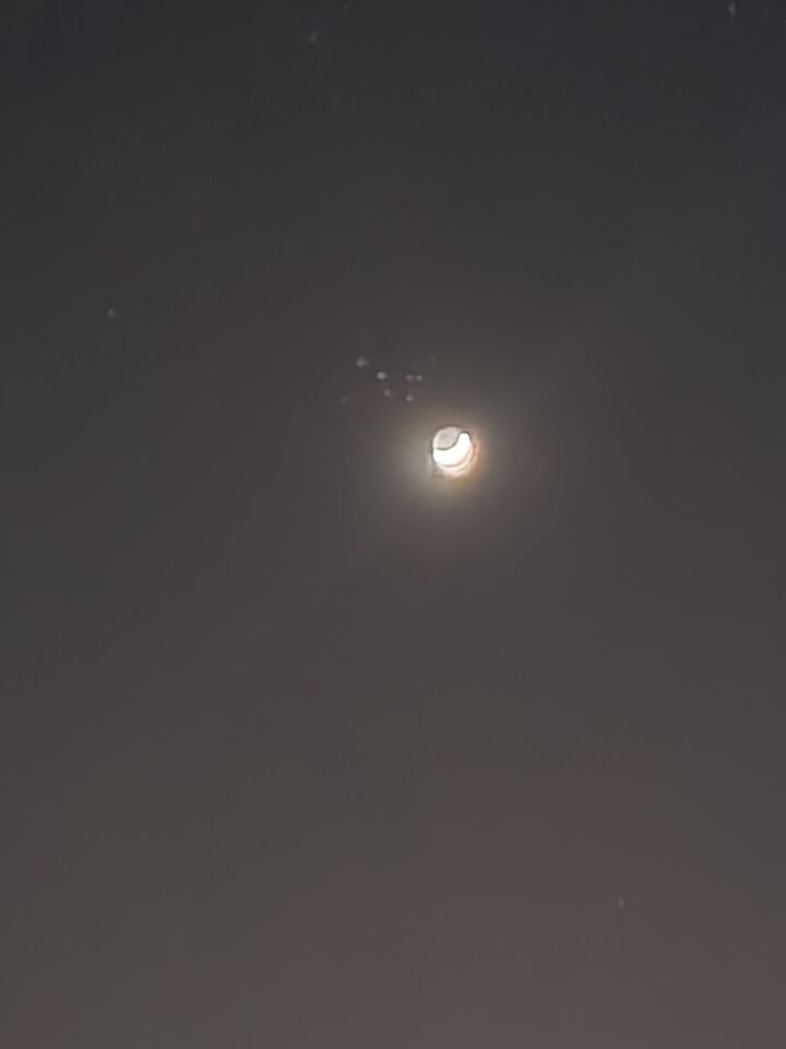 Vliegende voorwerpen, lichtbollen die uit de maan lijken te komen foto