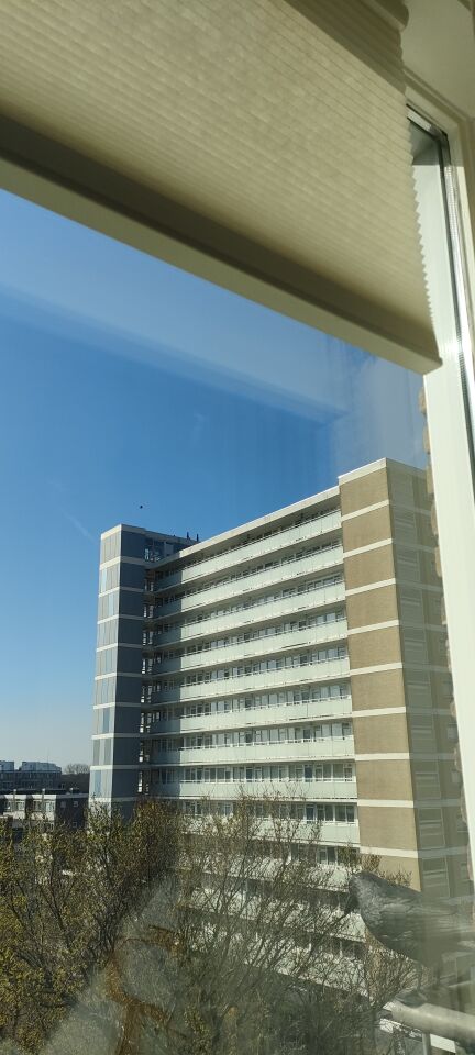Een schijfvormig object, geluidloos in westelijke richting op constante hoogte. foto