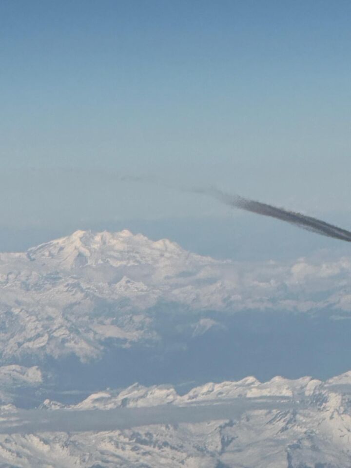 Een zwarte rookpluim die wij vanuit ons klm toestel zagen boven Frankrijk foto