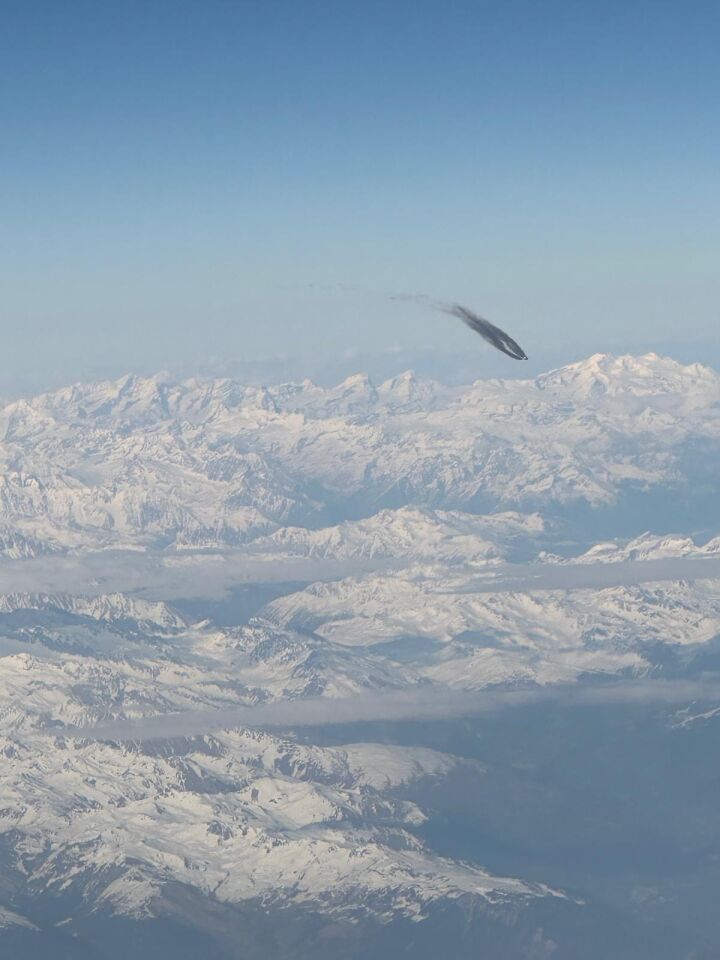 Een zwarte rookpluim die wij vanuit ons klm toestel zagen boven Frankrijk foto