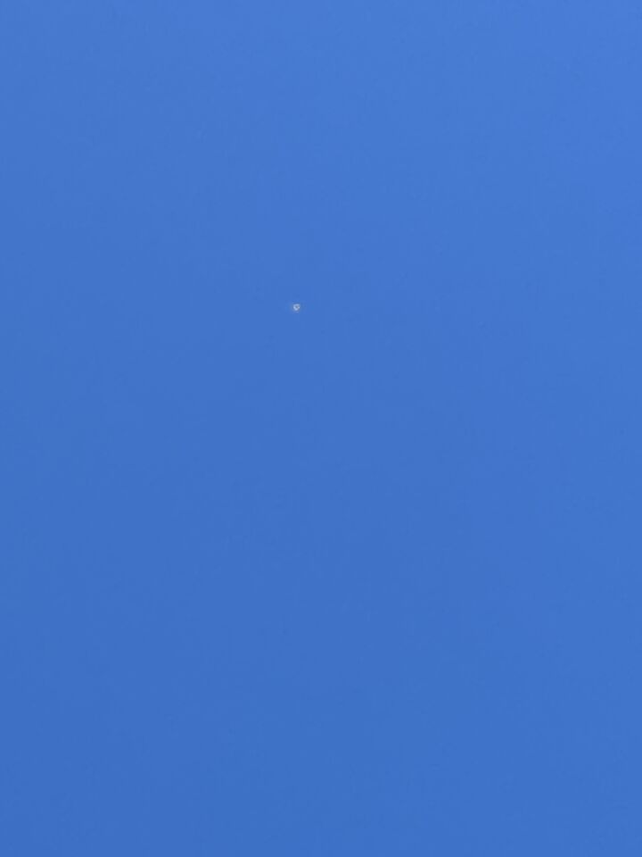 Iets vliegend in de lucht veel hoger dan klein vliegtuigje foto
