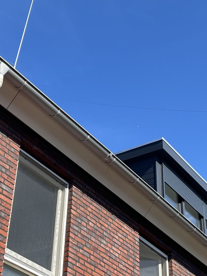 Wit vliegend object. Geen verlichting, wel reflectering foto