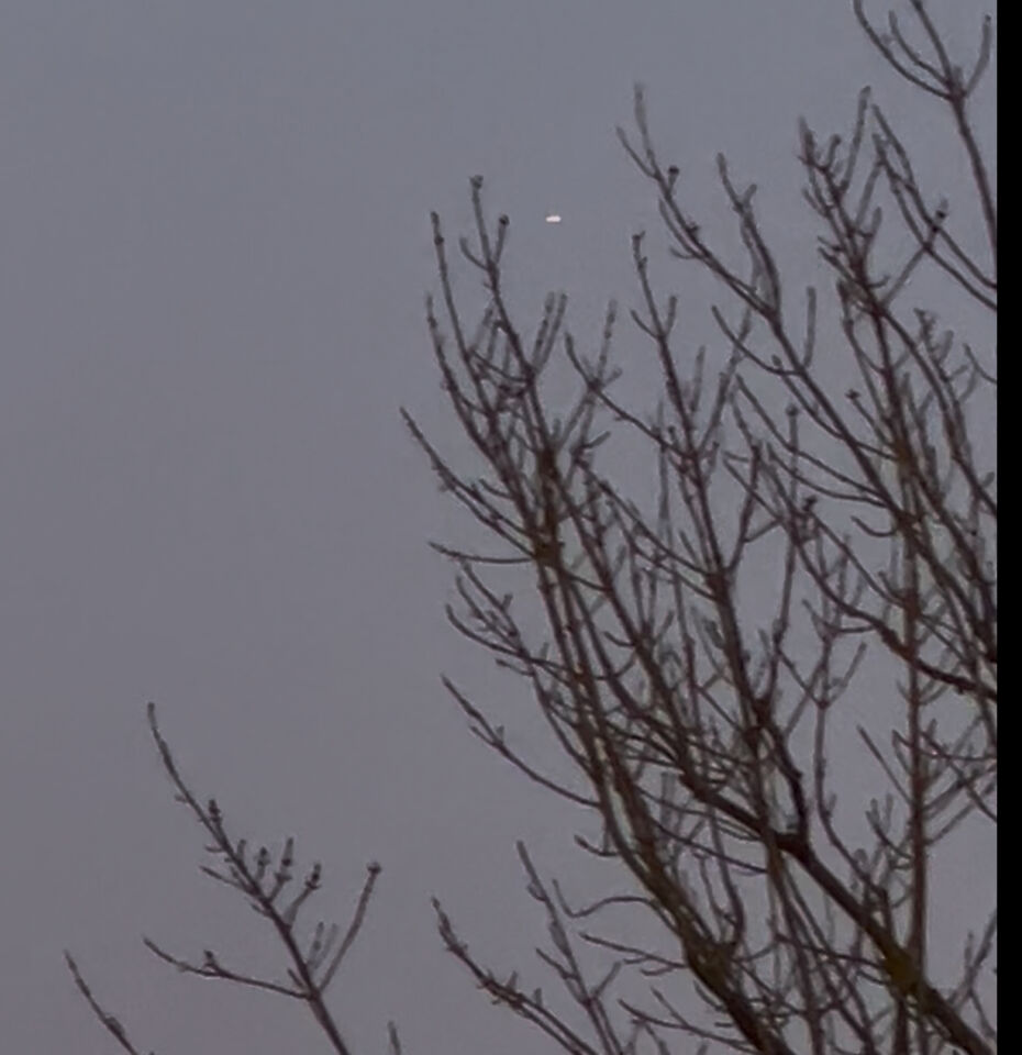 Een wit object vloog van oostelijke naar westelijke richting foto