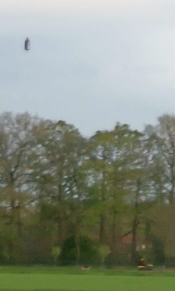 Erg groot stil object in de lucht. foto