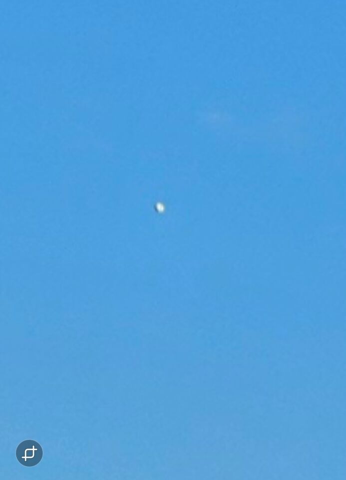 Witte bol in de lucht foto