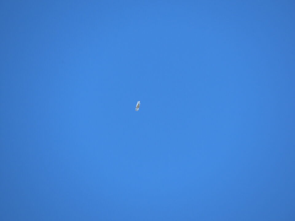 Reflecterend raar object in de lucht foto
