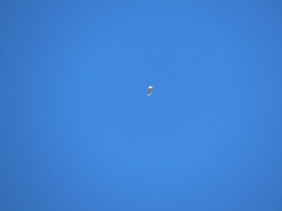 Reflecterend raar object in de lucht foto