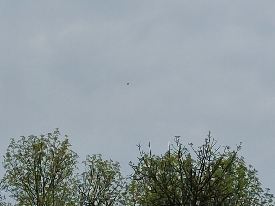 2 grijze bollen bewegend in lucht foto