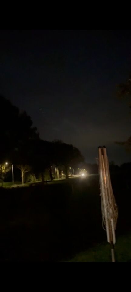 Bewegend licht met daarbij een vliegend object foto