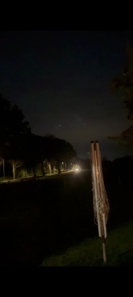 Bewegend licht met daarbij een vliegend object foto