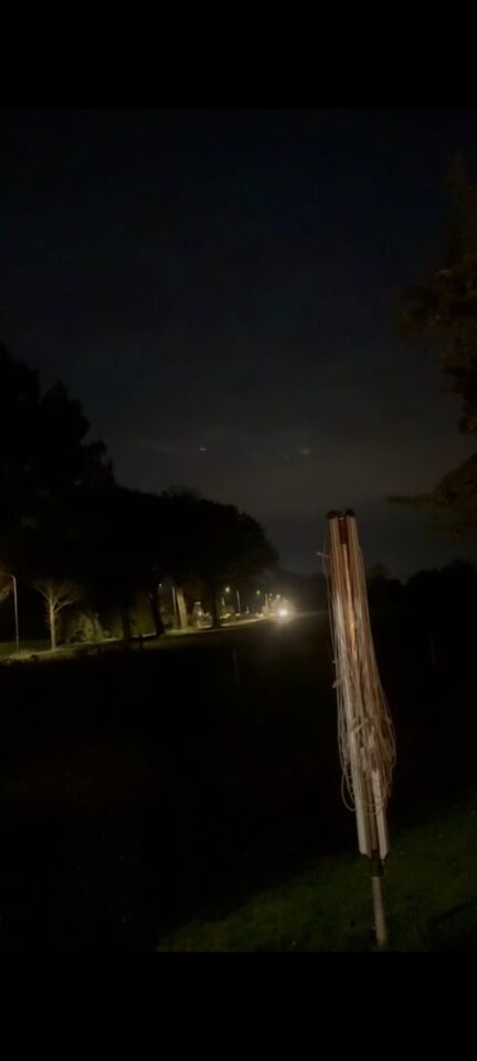 Bewegend fel object met 2 lichtpunten foto