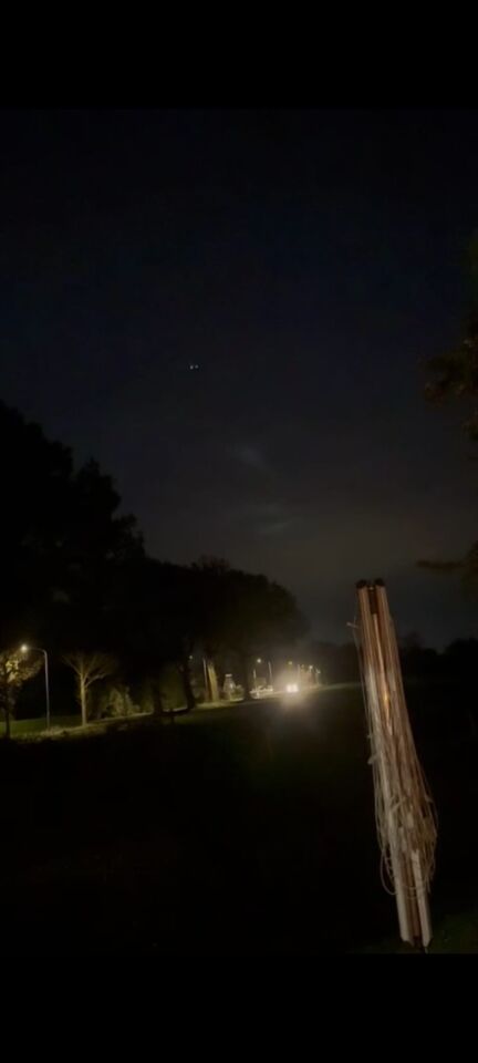 Bewegend fel object met 2 lichtpunten foto