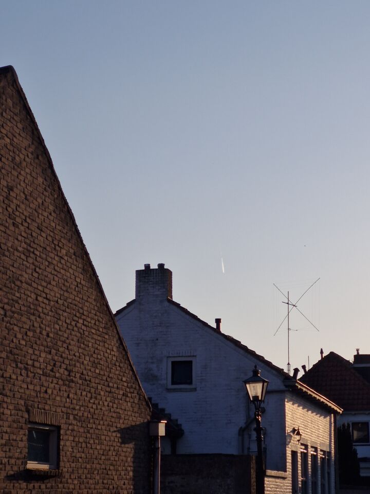 Condens of rookspoor met onbekend voorwerp ervoor. foto