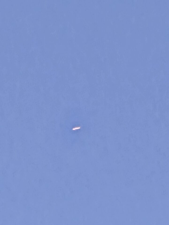 Vreemd object in de lucht. Geen geluid, geen spoor van vervuiling. foto
