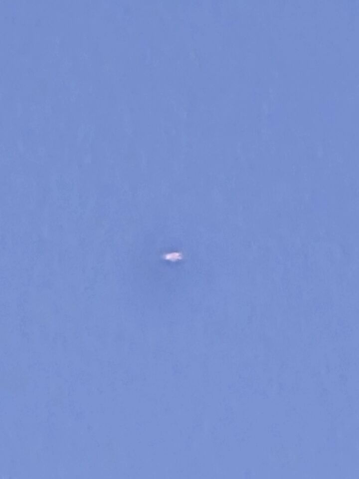 Vreemd object in de lucht. Geen geluid, geen spoor van vervuiling. foto