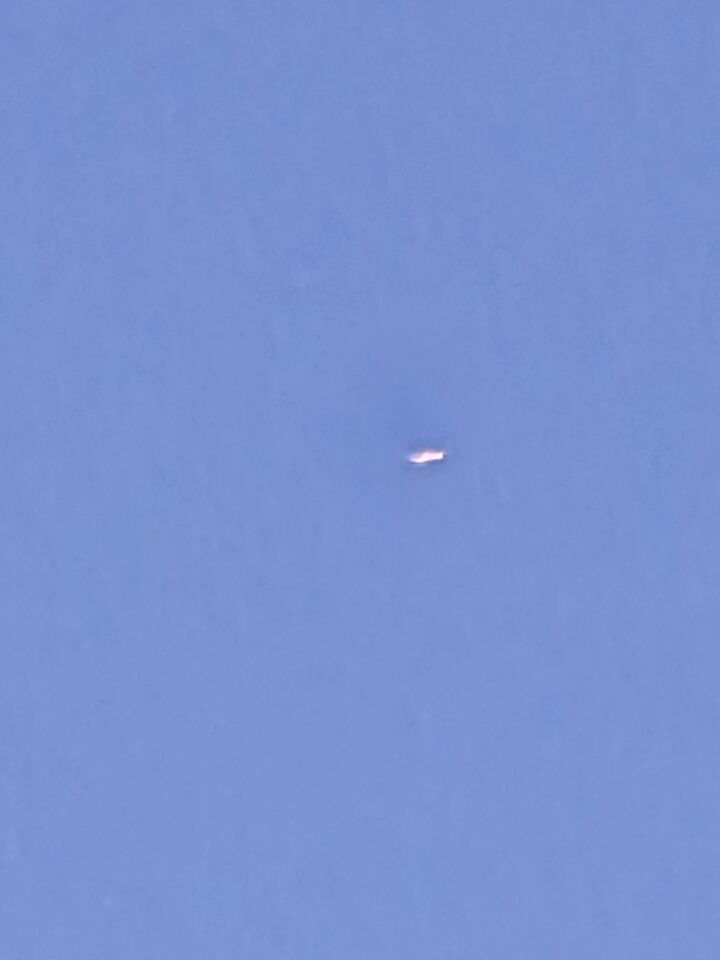 Vreemd object in de lucht. Geen geluid, geen spoor van vervuiling. foto