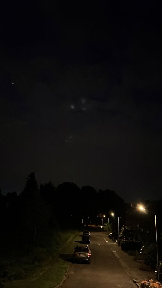 Formatie van vier lichtpunten stilstaand in de lucht foto