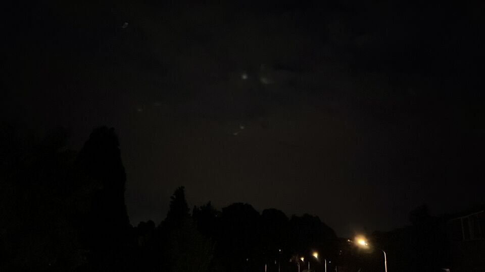 Formatie van vier lichtpunten stilstaand in de lucht foto