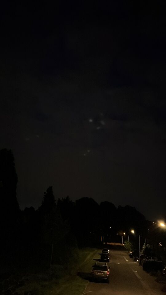 Formatie van vier lichtpunten stilstaand in de lucht foto