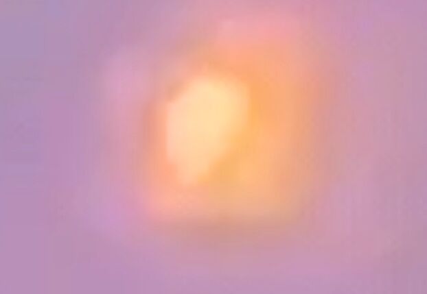 4 UFOs naast elkaar waarvan 1 helemaal geel/oranje, 7 minuten lang gefilmd foto