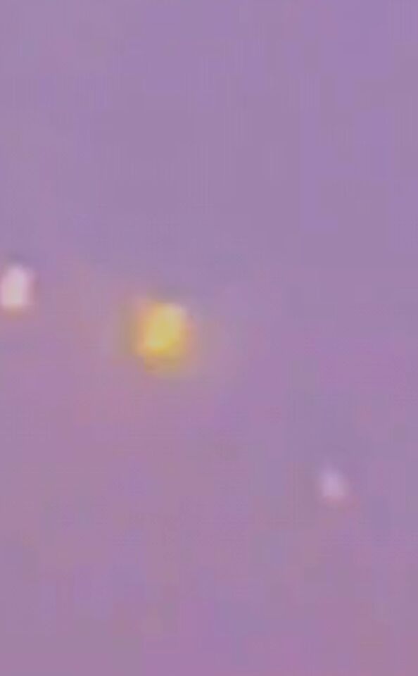 4 UFOs naast elkaar waarvan 1 helemaal geel/oranje, 7 minuten lang gefilmd foto