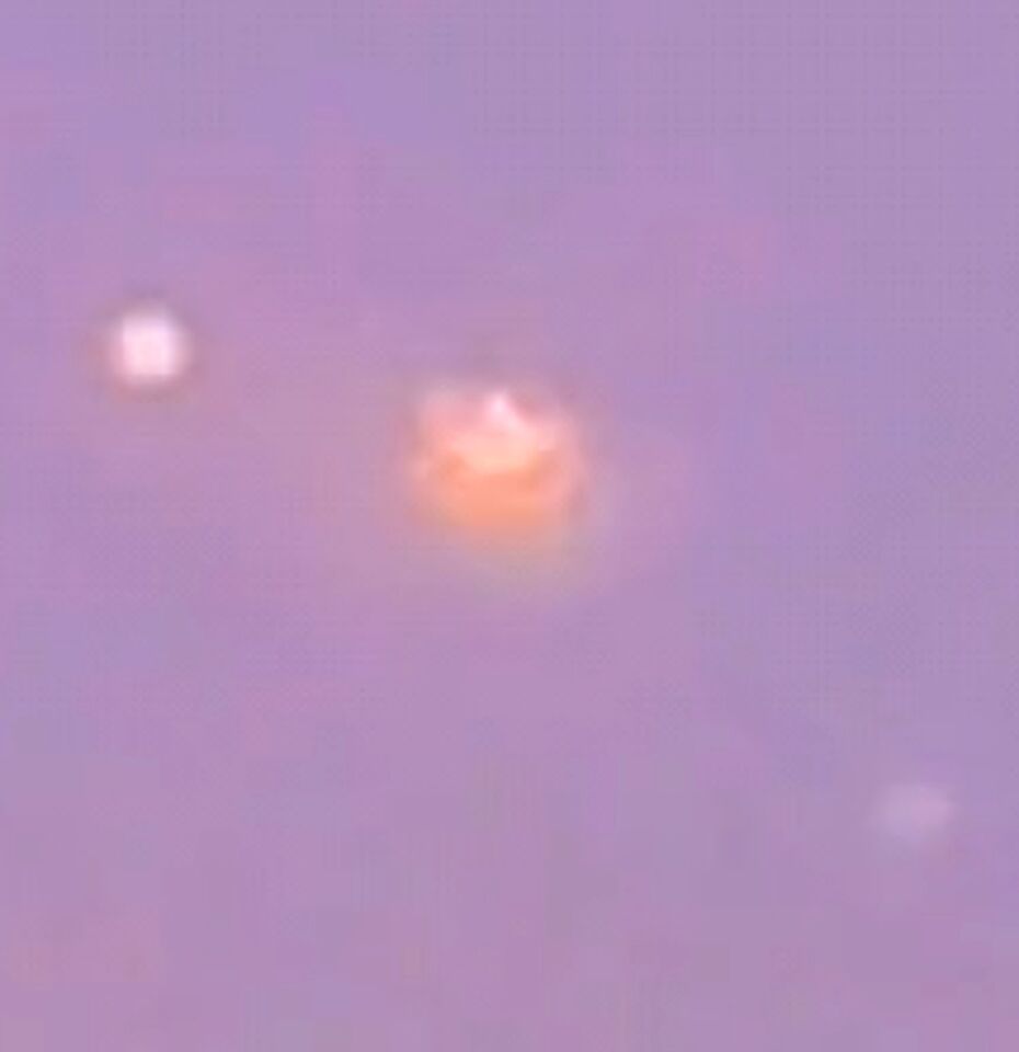 4 UFOs naast elkaar waarvan 1 helemaal geel/oranje, 7 minuten lang gefilmd foto