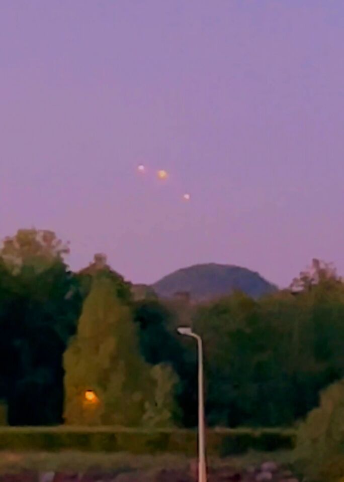 4 UFOs naast elkaar waarvan 1 helemaal geel/oranje, 7 minuten lang gefilmd foto