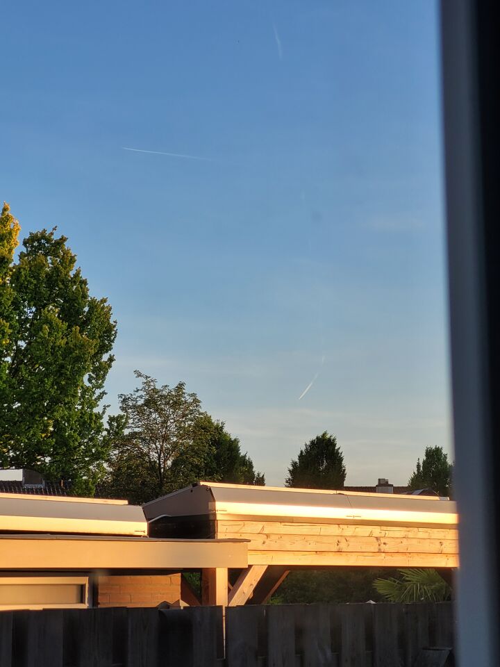 Een bewegende contrail die naar de beneden boog, leek iets neer te storten. foto