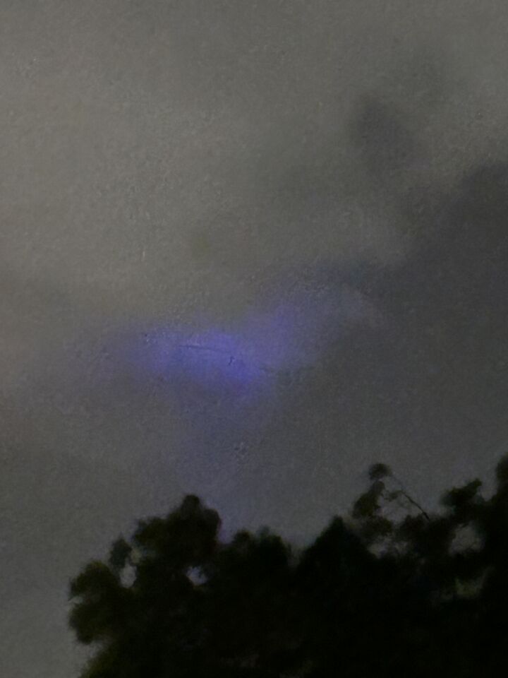 Mysterieus Blauw licht boven amersfoort rond 23:30 foto