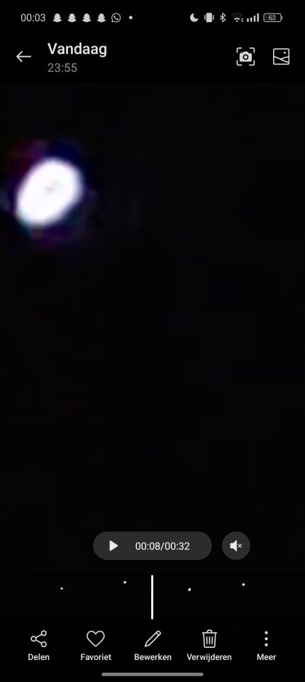 Fel licht gespot, ter grote van ster vloog zo snel als vliegtuig foto