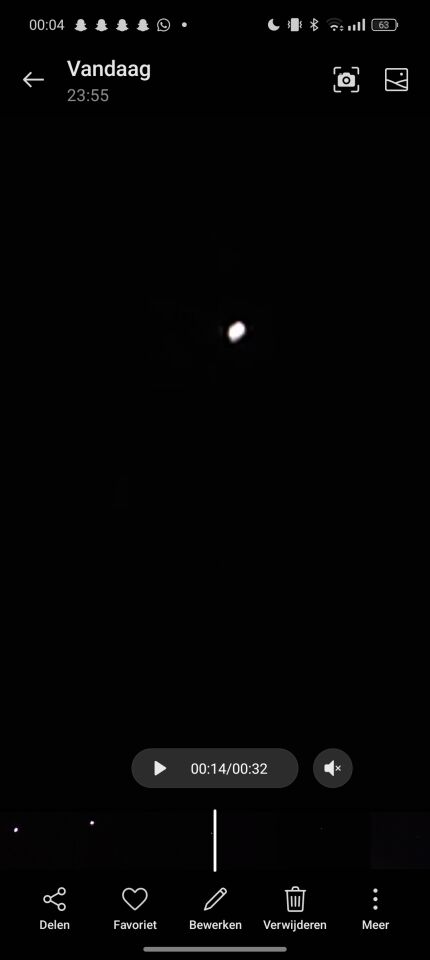 Fel licht gespot, ter grote van ster vloog zo snel als vliegtuig foto