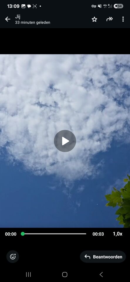 Witte lichtbol die wegschiet ook terwijl de camera naar beneden gaat foto