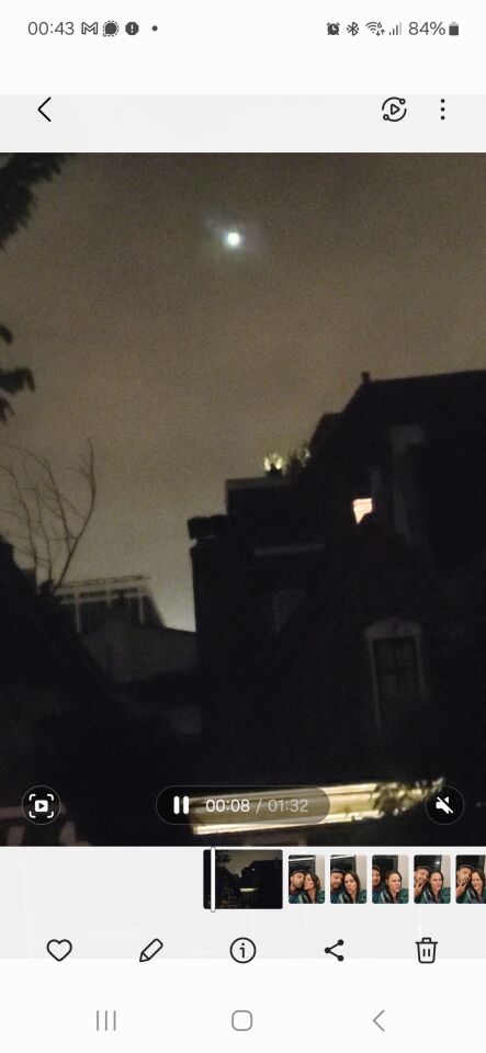 Kleine formatie stil vliegende rode en groene lichtjes. foto